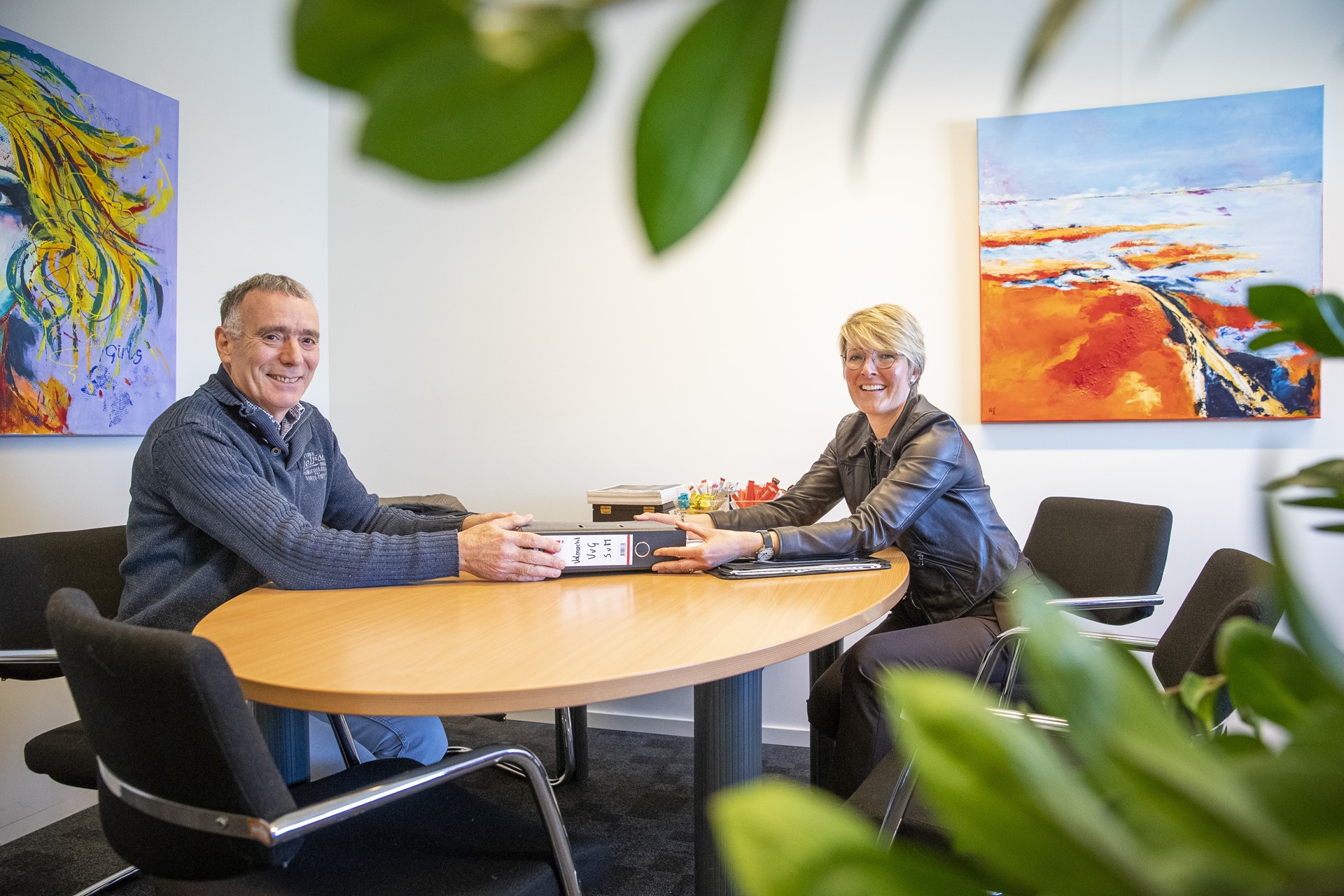 Huub Janssen en notaris Yvonne Willemse - Laurens Eggen