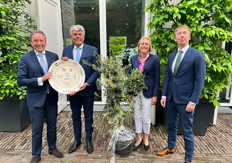 Overhandiging felicitatiebord