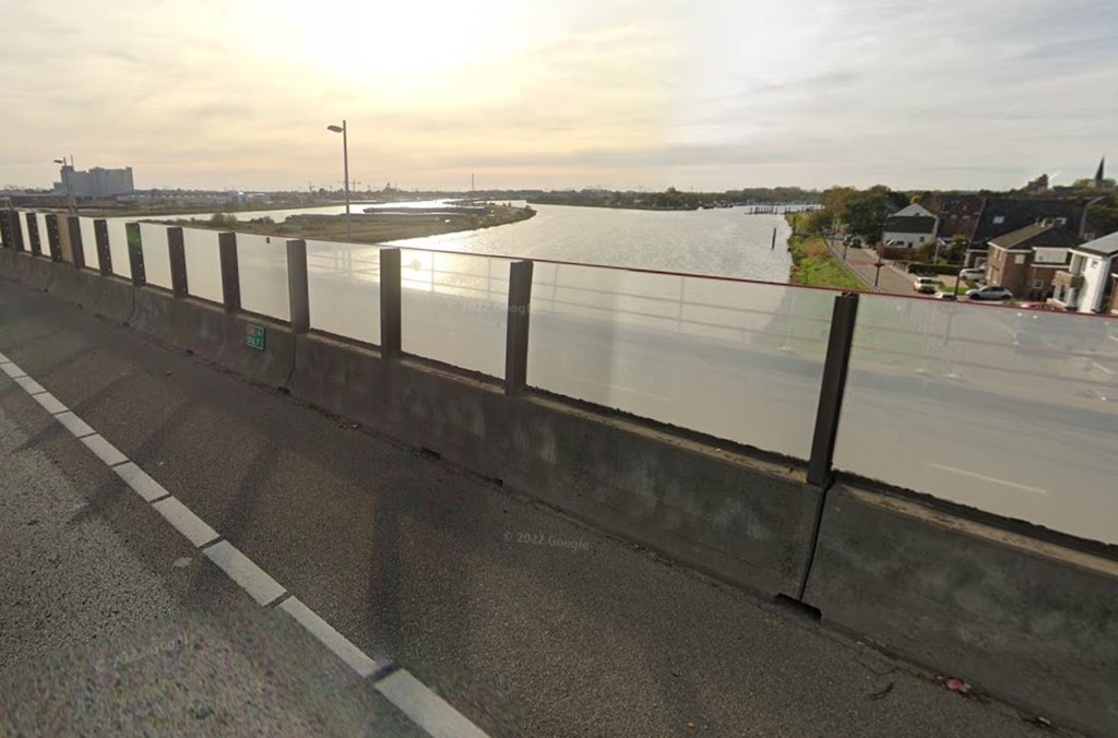 Parallelweg Maasbrug Wessem.JPG