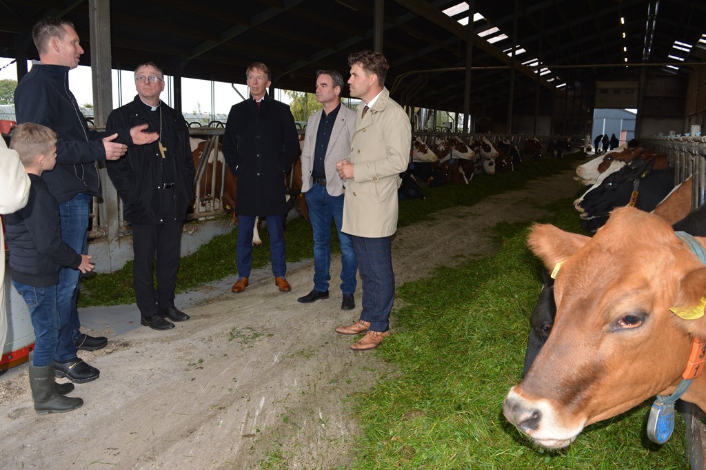 Bezoek bisschop Van den Hout.JPG
